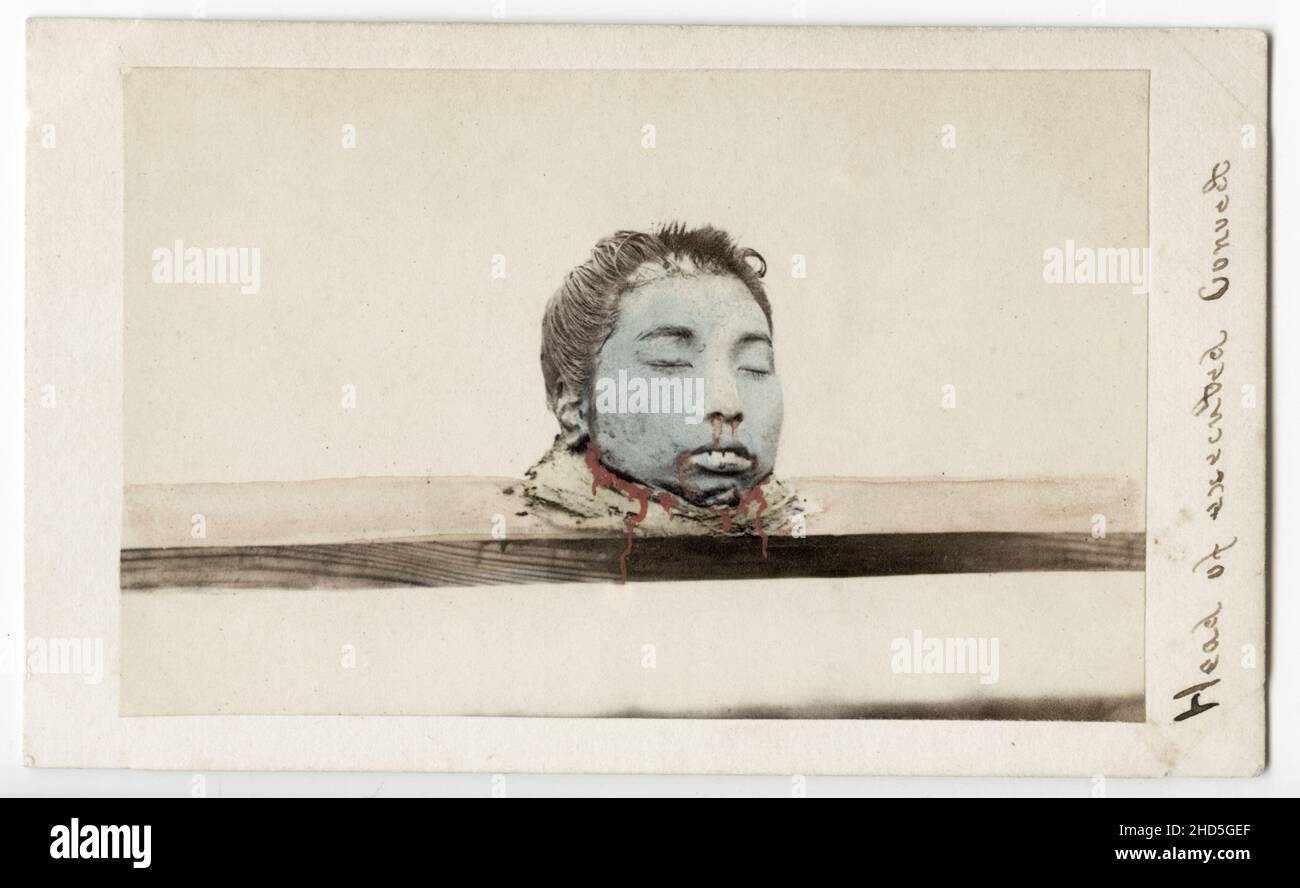 Vintage-Fotografie aus dem 19th. Jahrhundert - Japan Carte de Visite aus den 1860er Jahren, zugeschrieben Felix Beato Studio: Kopf eines erschießenen Gefangenen, Hinrichtung, Enthauptung. Stockfoto