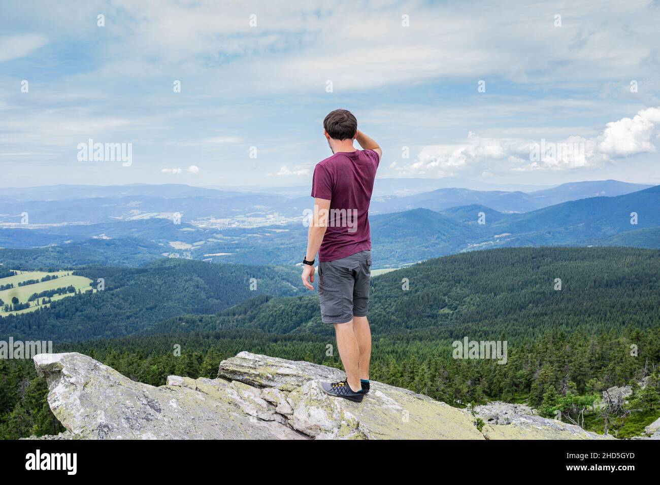 Mann Reisende Gefühl frei genießen Blick auf Mountains.Male stehend auf Felsen nach climbing.Adventure, Sport, Aktivität, Fernweh Freiheit Reisekonzept. Stockfoto