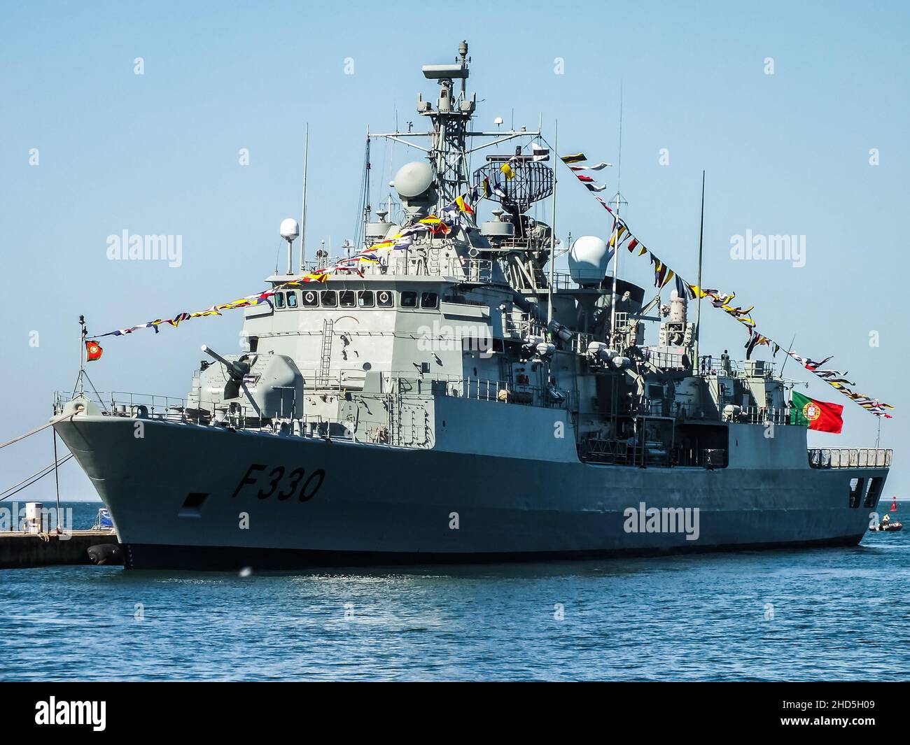 Die Fregatte der portugiesischen Marine NRP Vasco da Gama (F330) auf dem Marinestützpunkt Lissabon in Almada während der Feierlichkeiten zum Jahrestag der portugiesischen Marine im Jahr 2013. Stockfoto