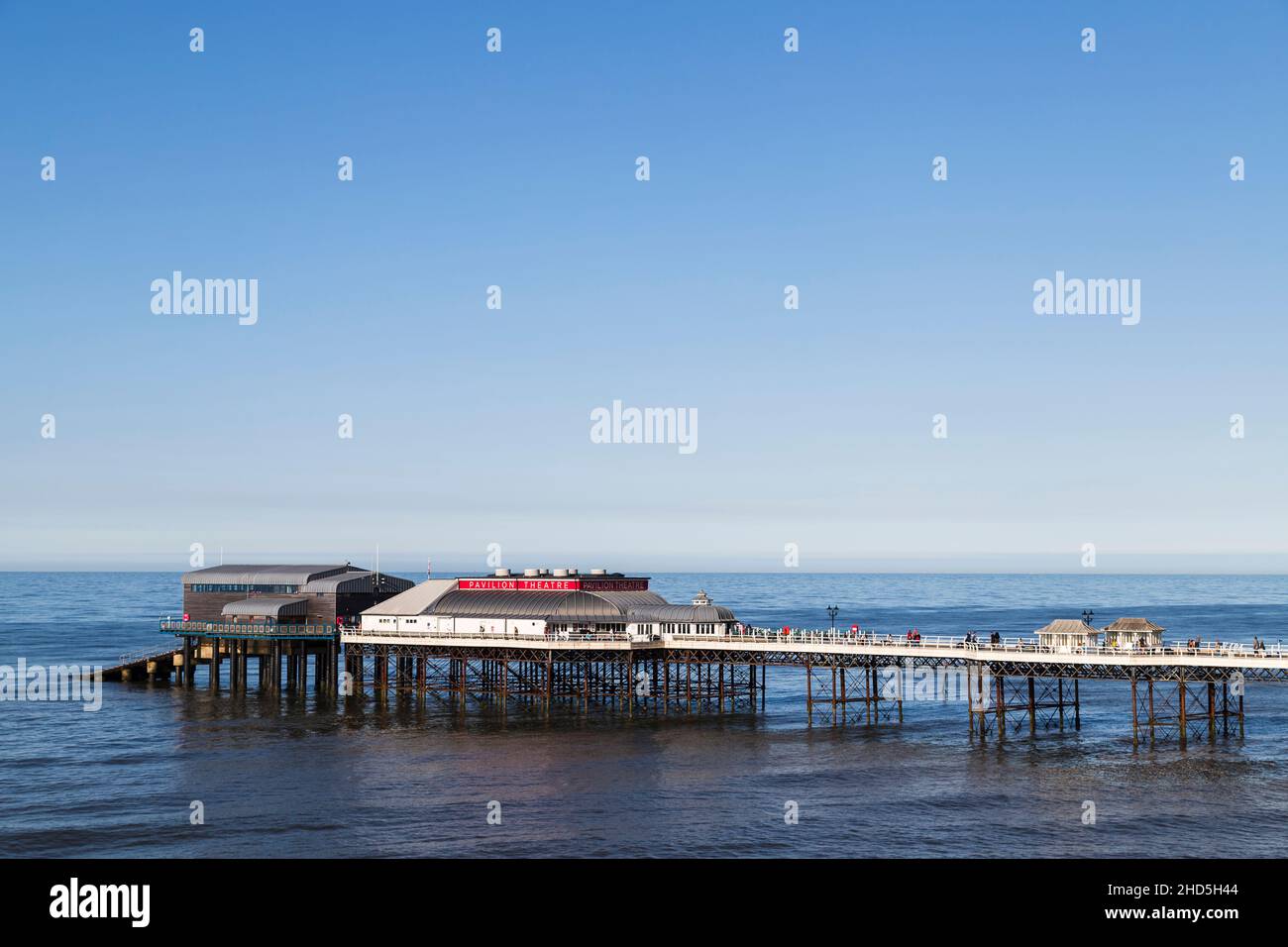 Cromer Pier unter blauem Himmel. Stockfoto