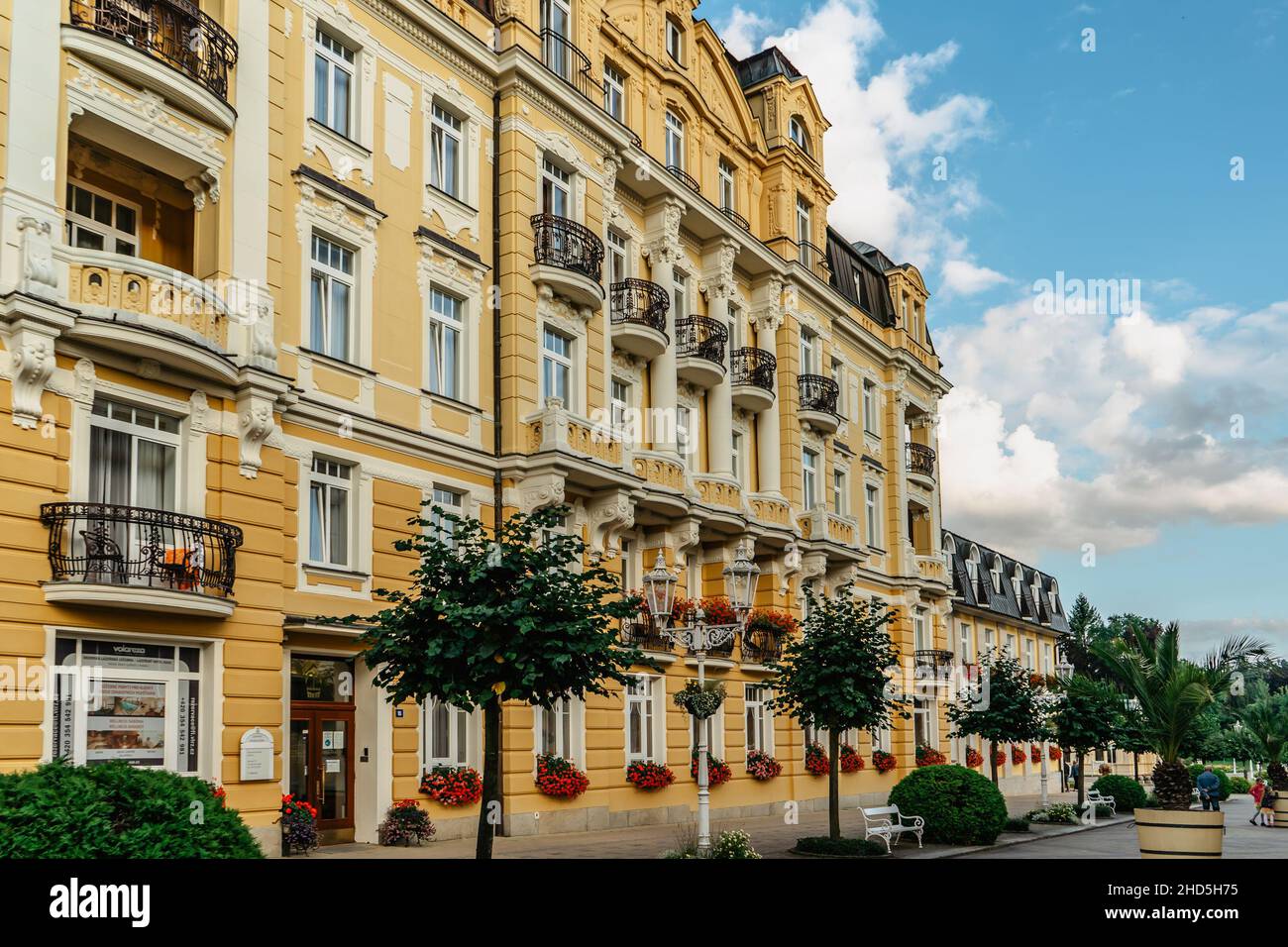 Frantiskovy Lazne, Tschechische Republik - 20. August 2021.schöne Kurstadt in Westböhmen, UNESCO-Weltkulturerbe, Thermalgebäude mit typischer gelber Fassade Stockfoto