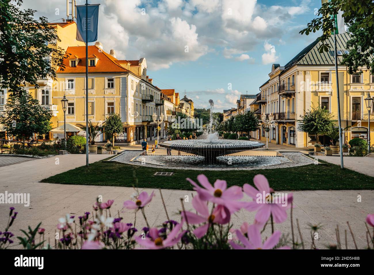 Frantiskovy Lazne, Tschechische Republik - 20. August 2021.schöne Kurstadt in Westböhmen, UNESCO-Weltkulturerbe, Thermalgebäude mit typischer gelber Fassade Stockfoto