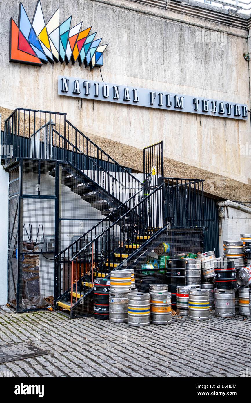 London England UK Januar 02 2022, Stapel leerer Bierfässer vor dem National Film Theatre Waterloo Bridge Southbank London With No Peop Stockfoto