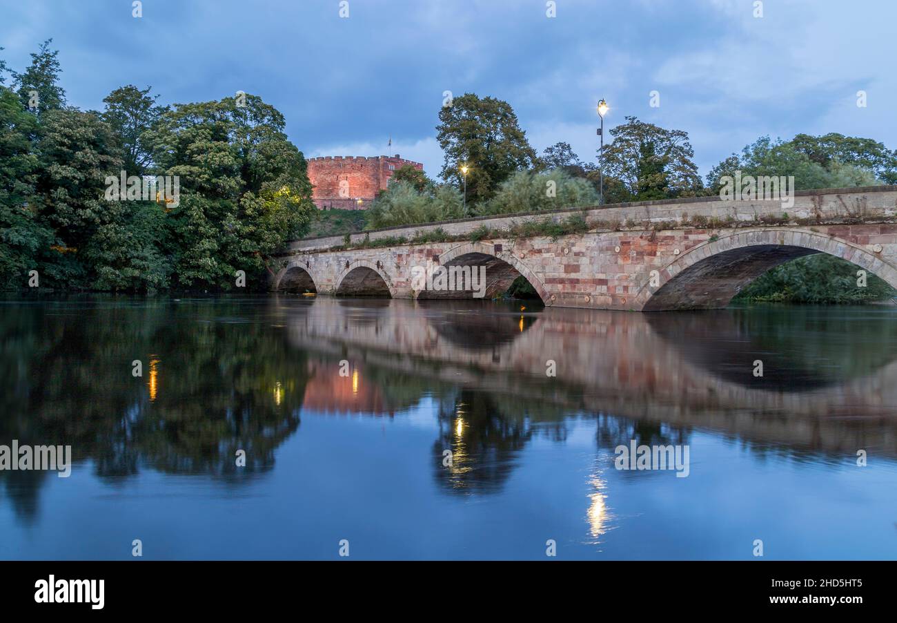 Dämmerung an der Ladybridge in Tamworth mit Blick auf das Schloss, wo sich der Fluss Tame und der Fluss Anker treffen. Stockfoto