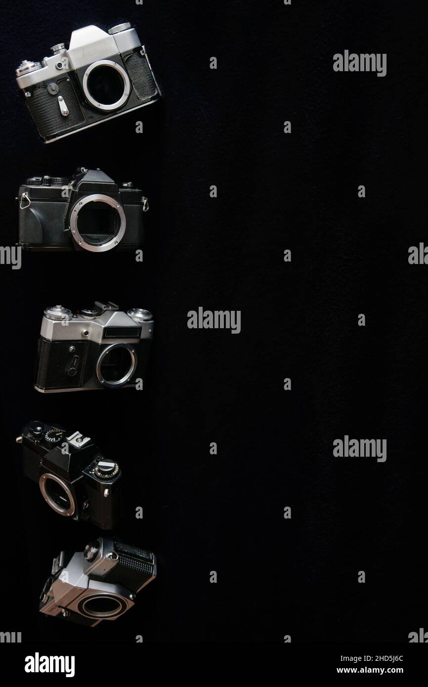 SLR-Filmkamera-Körper-Lineup isoliert auf schwarzem, kreativem Konzept Stockfoto
