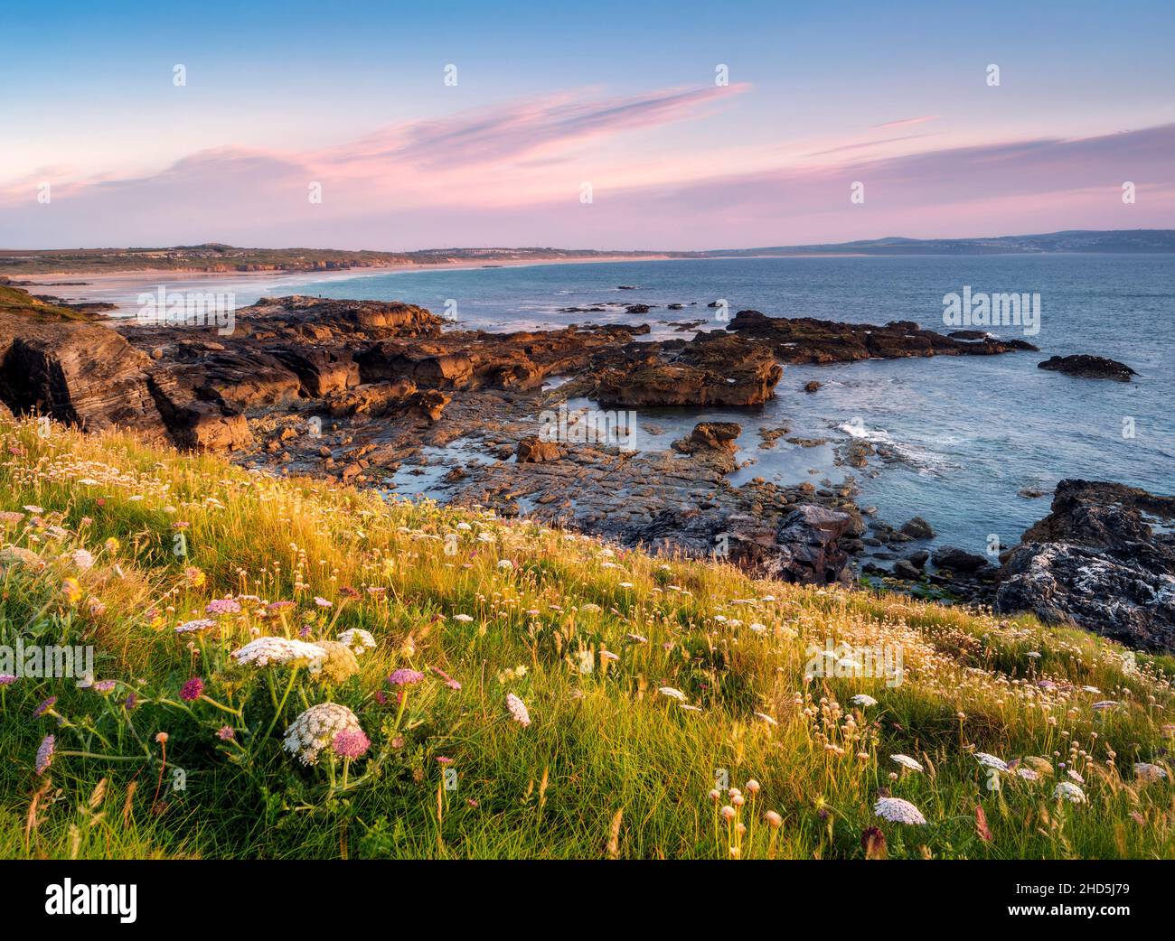 Sonnenuntergang in Godrevy mit Blick auf das Meer. Stockfoto