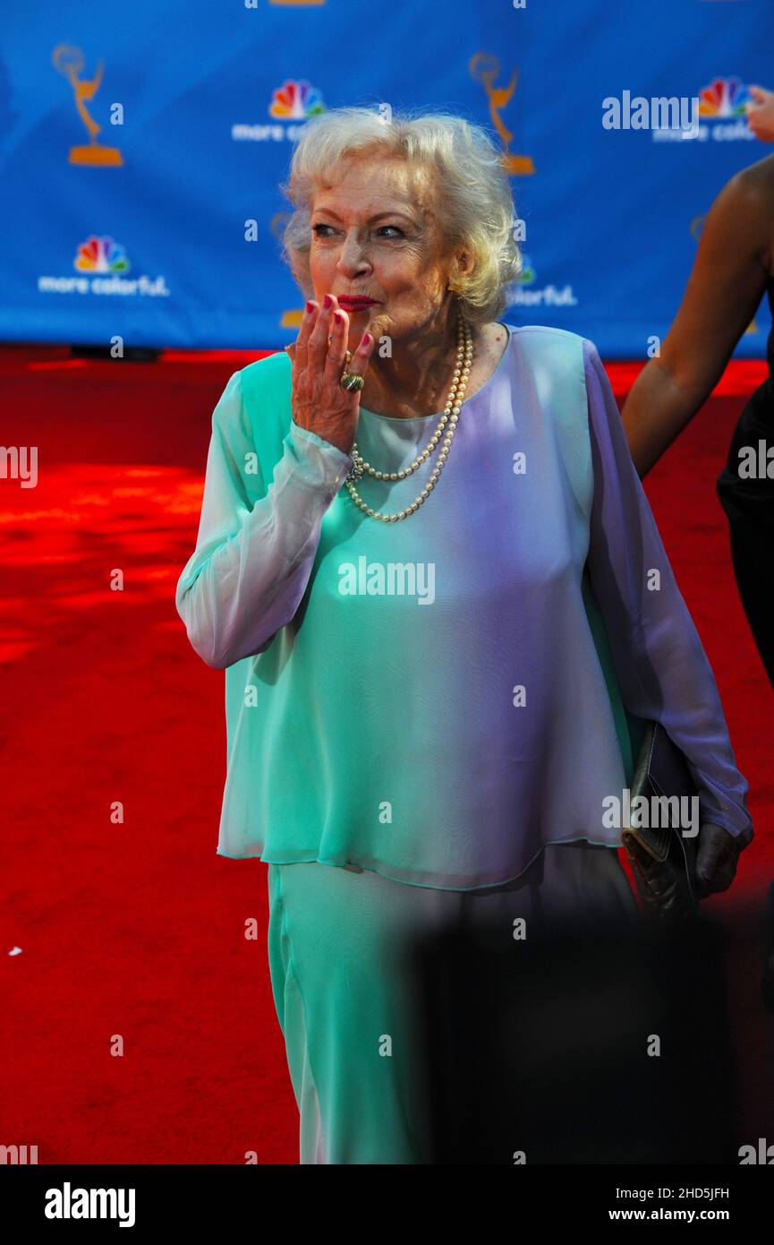 Schauspielerin Bette White auf rotem Teppich bei den Emmy Awards 2010 küsst das Publikum. Stockfoto