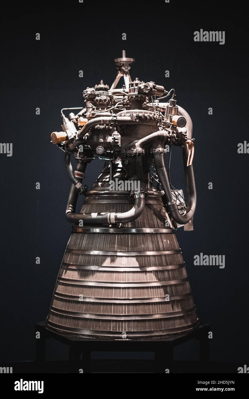 Raumschiff-Raketenverstärker aus der Nähe und isoliert vor einem schwarzen Hintergrund Stockfoto