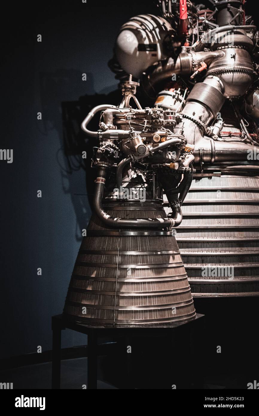 Raumschiff-Raketenverstärker aus der Nähe und isoliert vor einem schwarzen Hintergrund Stockfoto