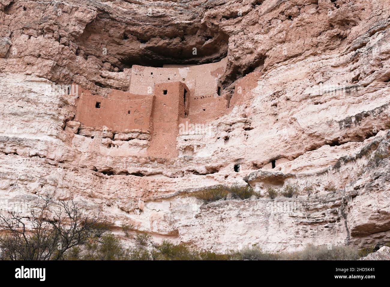 Montezuma Castle, ein nationales Denkmal. Sehr altes Haus, das aus den Felswänden gebaut wurde. Stockfoto