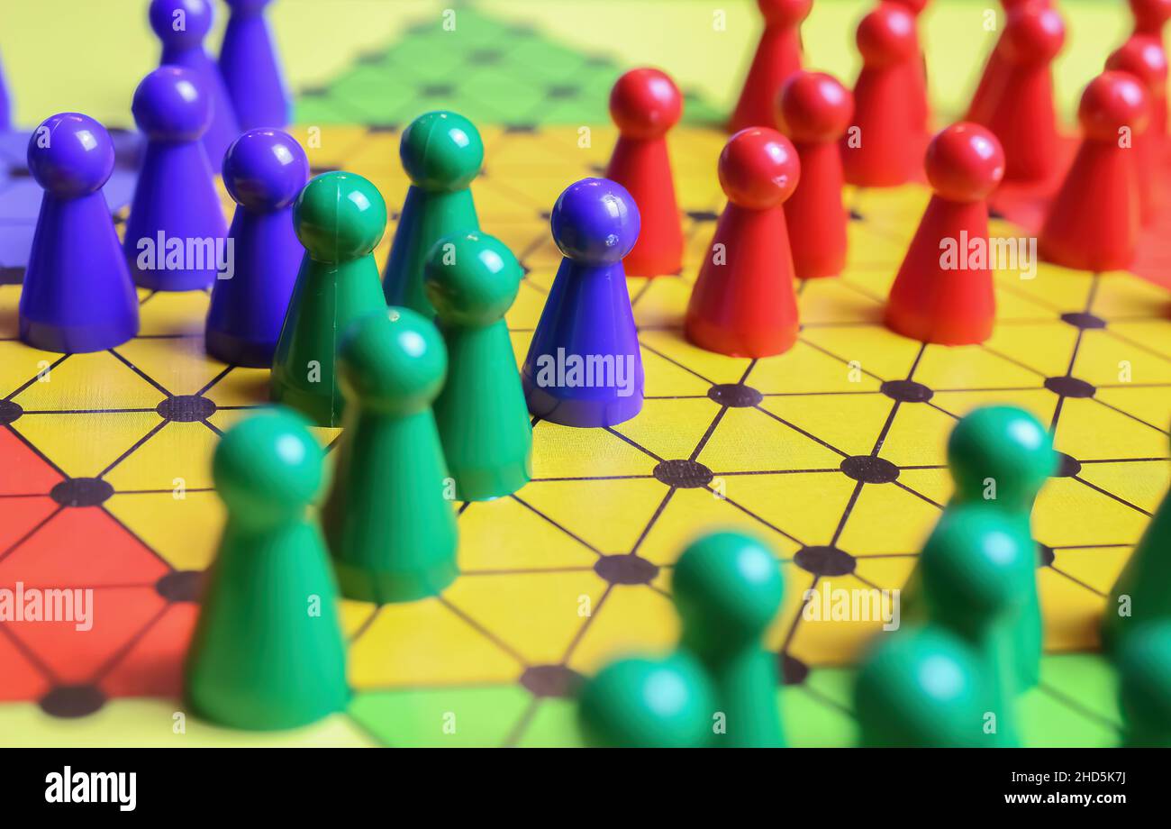 Nahaufnahme des Spielbretts mit Hexagramm, bunten Strategiespielen sternhalma oder chinesischen Spielsteinen Stockfoto
