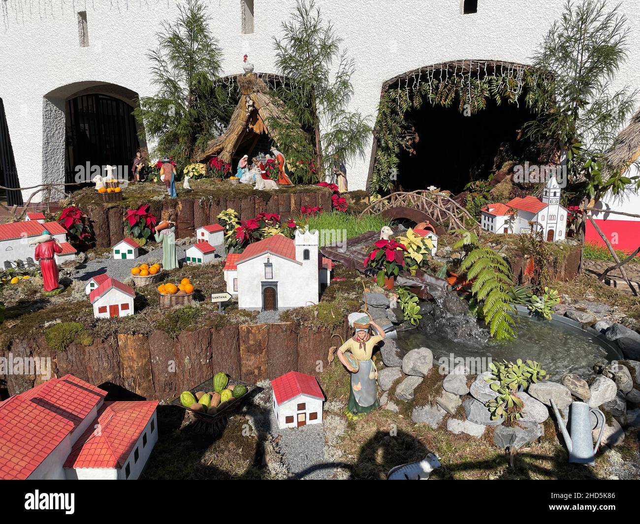SANTANA, Madeira. Zu den weihnachtlichen Vorführungen in der örtlichen Kirche gehören Modelle der traditionellen A-Rahmen-Häuser. Foto: Tony Gale Stockfoto