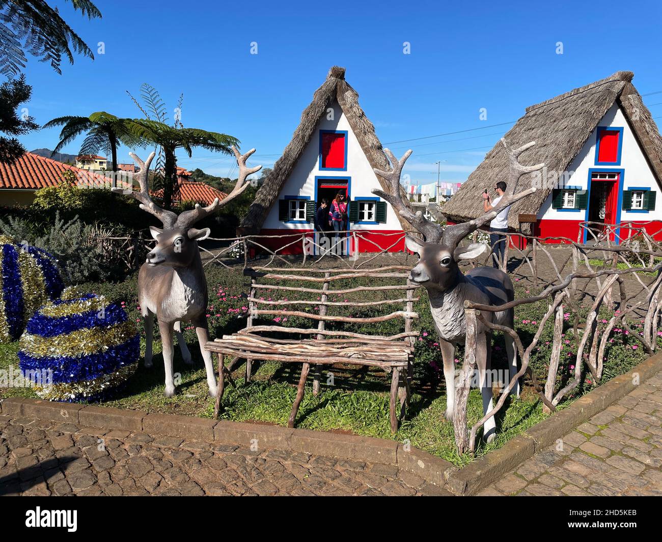 MADEIRA A-Rahmen Häuser in Santana mit Weihnachtsrentieren Stockfoto