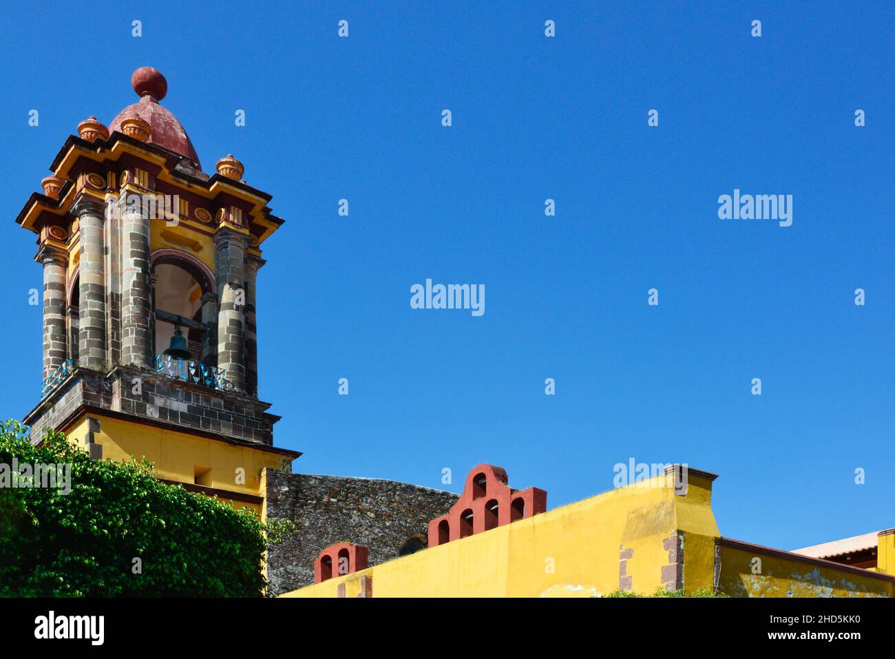 Der Glockenturm der Unbefleckten Empfängnis Kirche, erbaut zwischen 1755 und 1842 mit massivem blauen Himmel in San Miguel de Allende, Mexiko Stockfoto