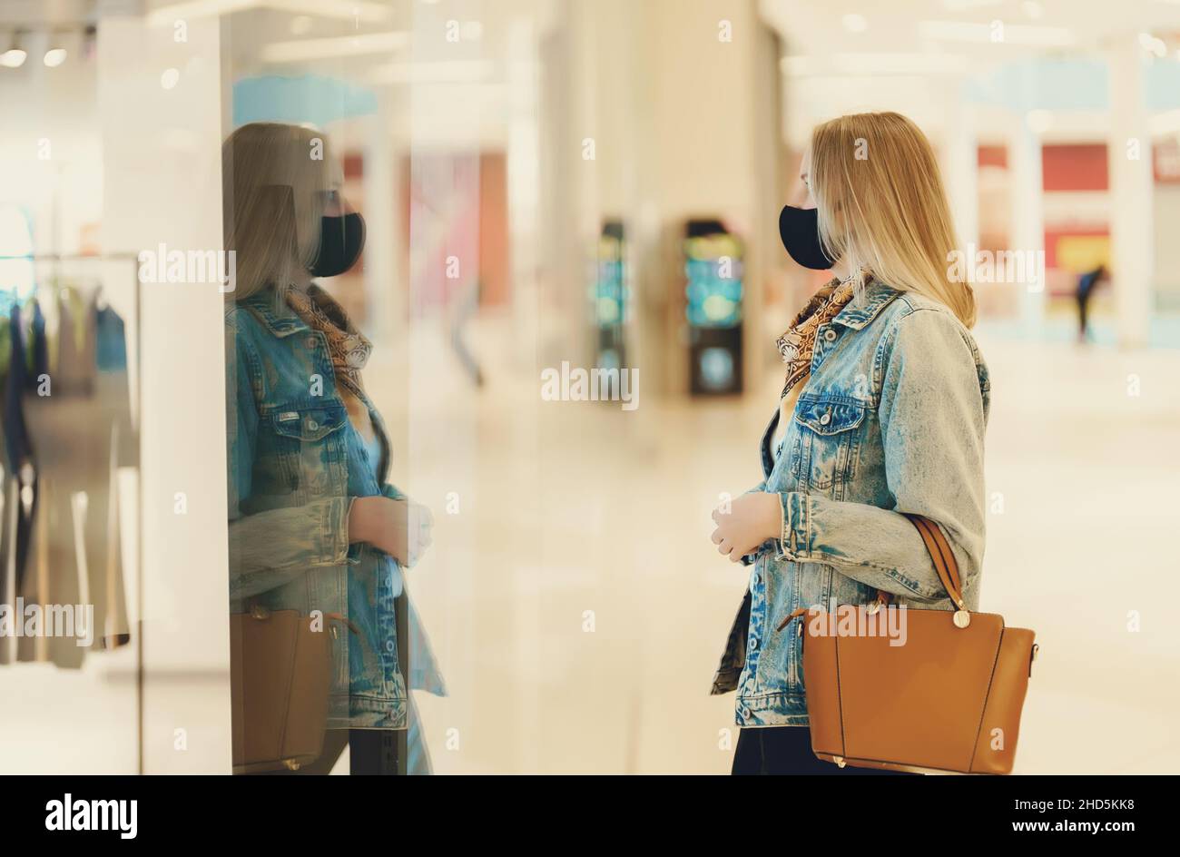 Weibliche Touristen in das Schaufenster der Clothing Store suchen. Stockfoto