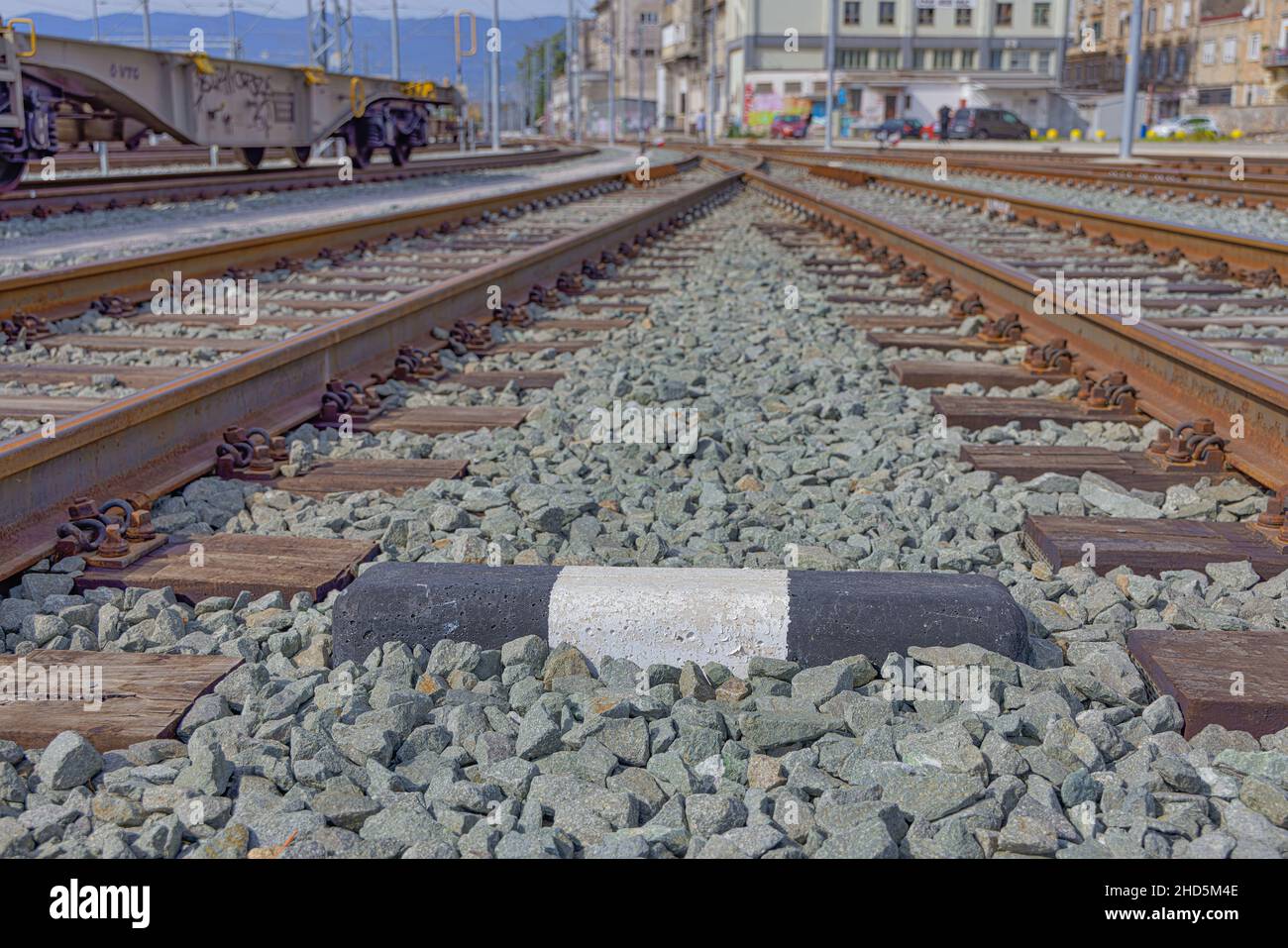 Bahnmarkierung auf der Eisenbahnstrecke aus nächster Nähe Stockfoto