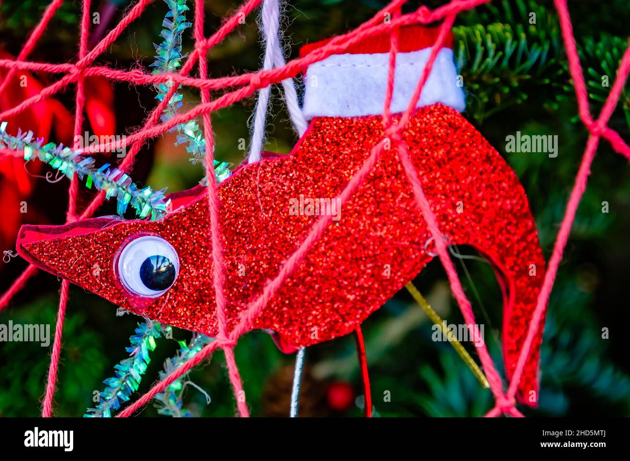 Am 24. Dezember 2021 hängt auf Dauphin Island, Alabama, ein selbstgemachter Garnelen-Weihnachtsschmuck an einem Weihnachtsbaum. Stockfoto