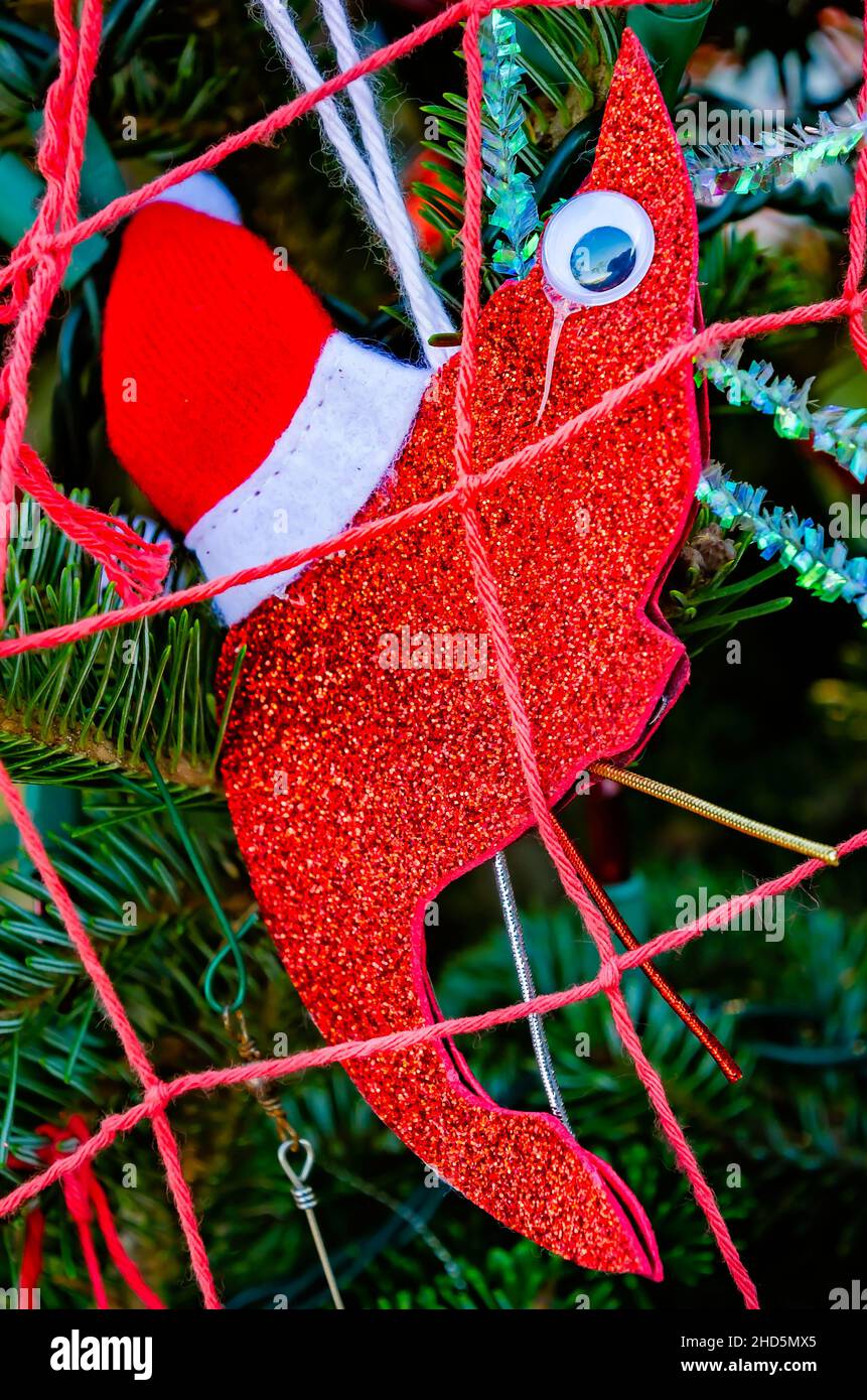 Am 24. Dezember 2021 hängt auf Dauphin Island, Alabama, ein selbstgemachter Garnelen-Weihnachtsschmuck an einem Weihnachtsbaum. Stockfoto
