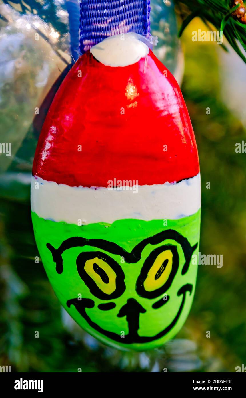 Am 24. Dezember 2021 hängt auf Dauphin Island, Alabama, ein selbstgemachter, handbemalter Weihnachtsfelsen an einem Weihnachtsbaum. Stockfoto