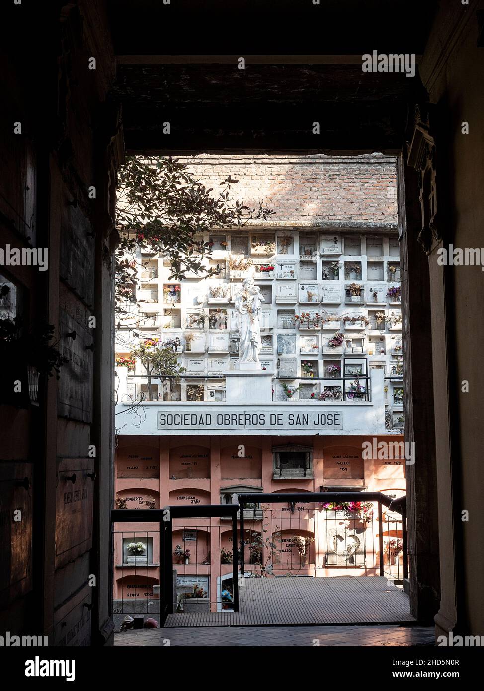 Ein Blick auf Gräber durch einen Tunnel, Mexiko-Stadt, Mexiko Stockfoto