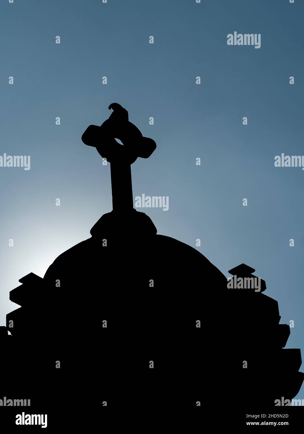 Ein Schatten einer Taube auf einem Grabstein, gegen den blauen Himmel auf dem Friedhof, Mexiko-Stadt, Mexiko Stockfoto