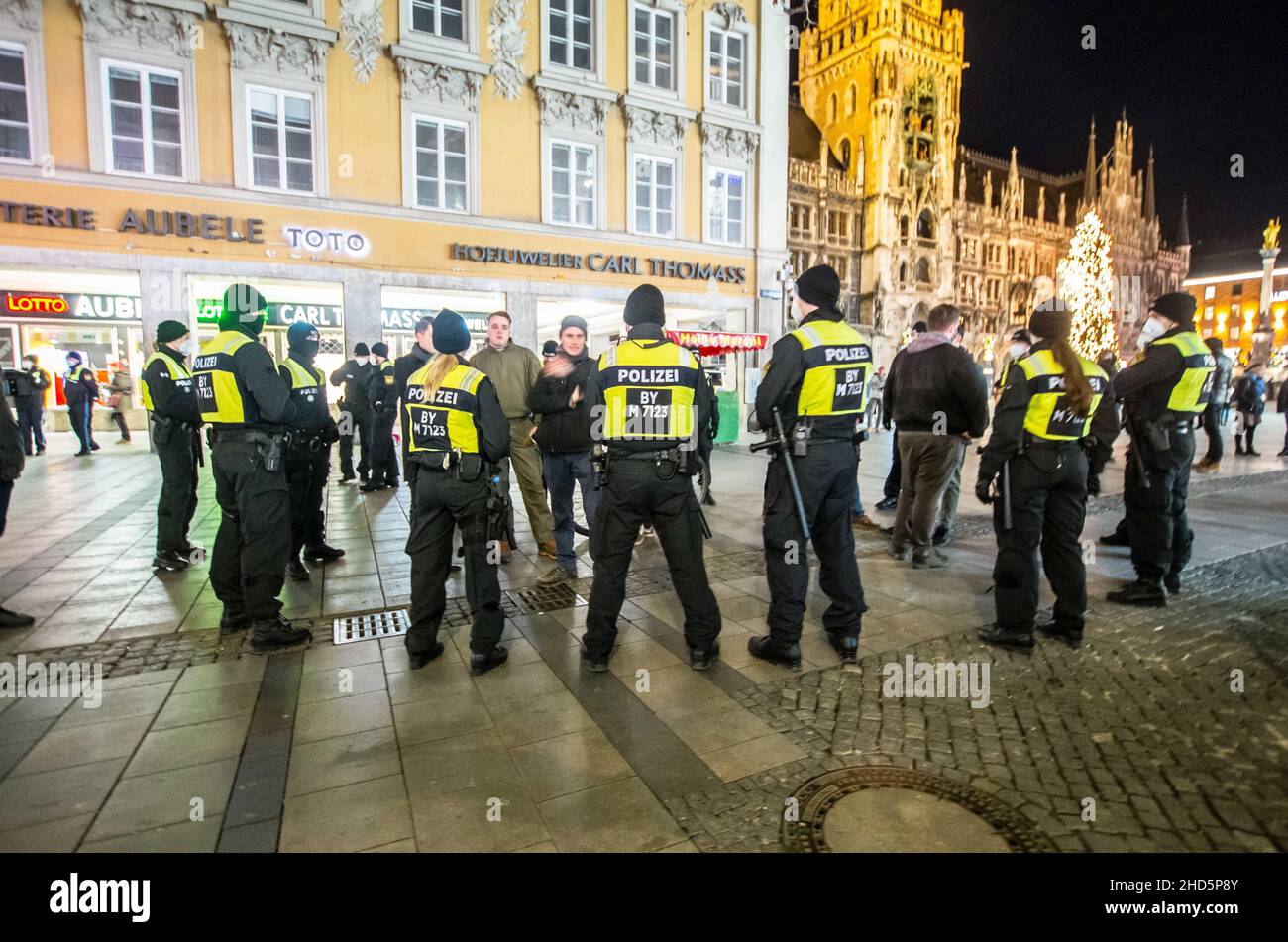 München, Bayern, Deutschland. 3rd Januar 2022. Eine Gruppe von Resurfacing Junge Alternative/Identitaere Bewegung/Burschenschaften unter der Leitung von David S. wurde von der Polizei gestoppt, weil mehr als zehn Personen nicht den Corona-Vorschriften entsprechen. Coronarebels begann wieder ihre Spaziergänge in der Fußgängerzone von München, Deutschland. Trotz Tricks wie dem Vorgeben, als ob sie beim Einkaufen wären, komplett mit Taschen von lokalen Unternehmen, kennt die Polizei die Taktik und die Stammgäste und zerbricht Gruppen, die nicht den Corona-Vorschriften entsprechen. (Bild: © Sachelle Babbar/ZUMA Press Wire) Stockfoto