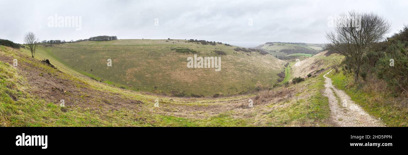 Panorama des Devil's Dike auf den South Downs von England, Großbritannien. Die Landschaft zeigt den Weg, der in der Mitte des Deiches verläuft. Stockfoto