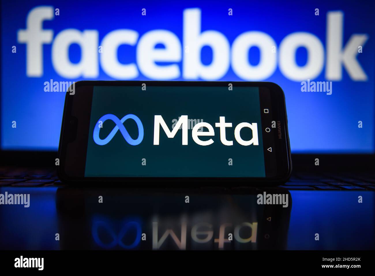 Krakau, Polen. 3rd Januar 2022. In dieser Abbildung wird ein Meta-Logo auf einem Smartphone mit Facebook-Logo im Hintergrund angezeigt. (Bild: © Omar Marques/SOPA Images via ZUMA Press Wire) Stockfoto