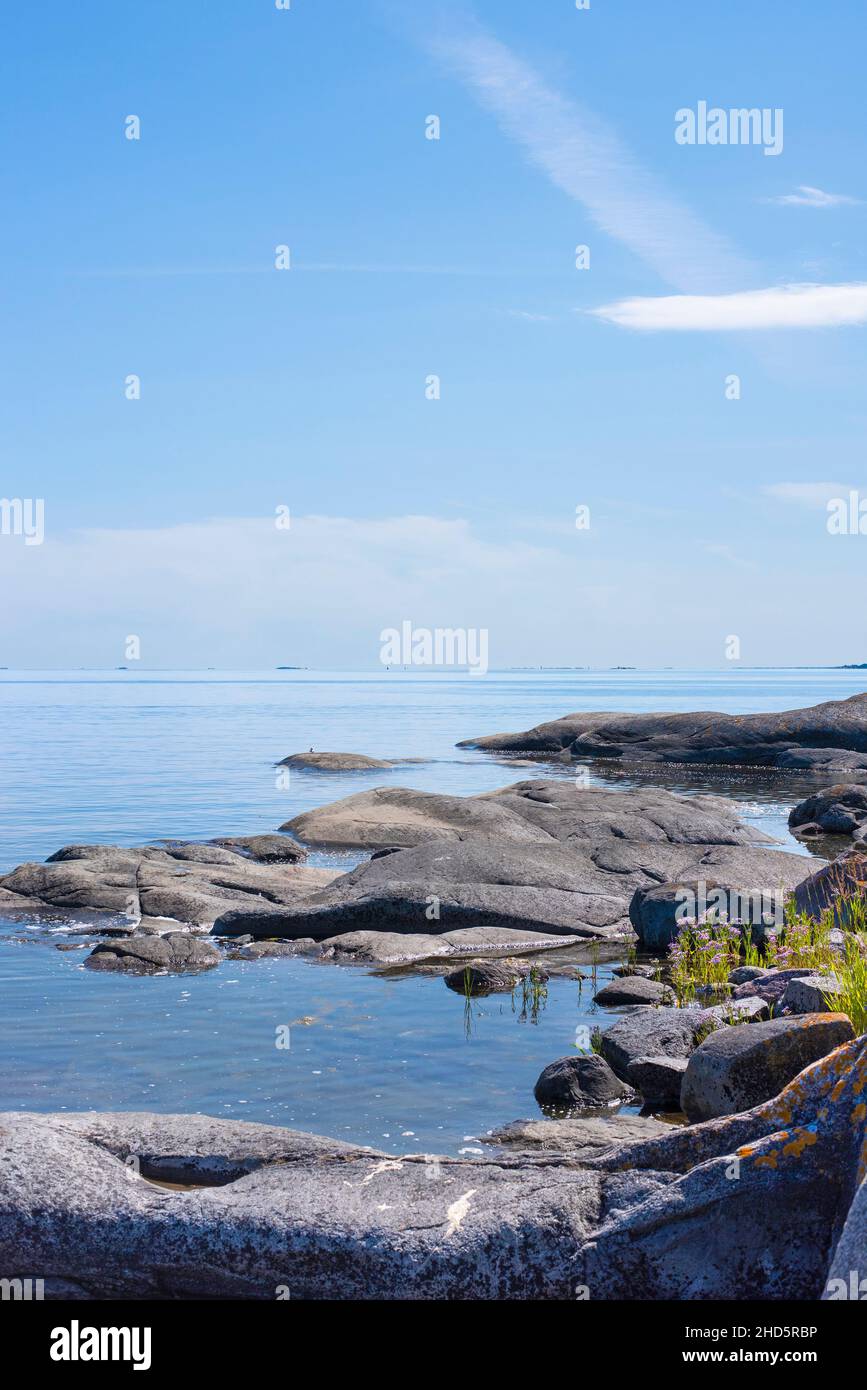 Glatte Felsen ragen aus dem Meer auf der Insel Rödlöga im Stockholmer Archipel Stockfoto