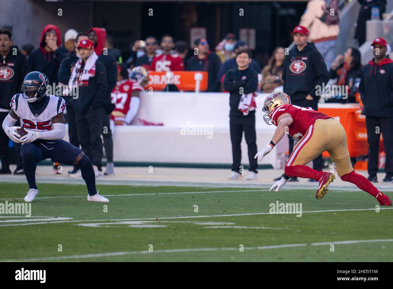 Houston Texans-Eckpfeiler Desmond King (25) fängt den Fußball im zweiten Quartal gegen San Francisco ab 49ers Tight End George Kittle (85) Stockfoto