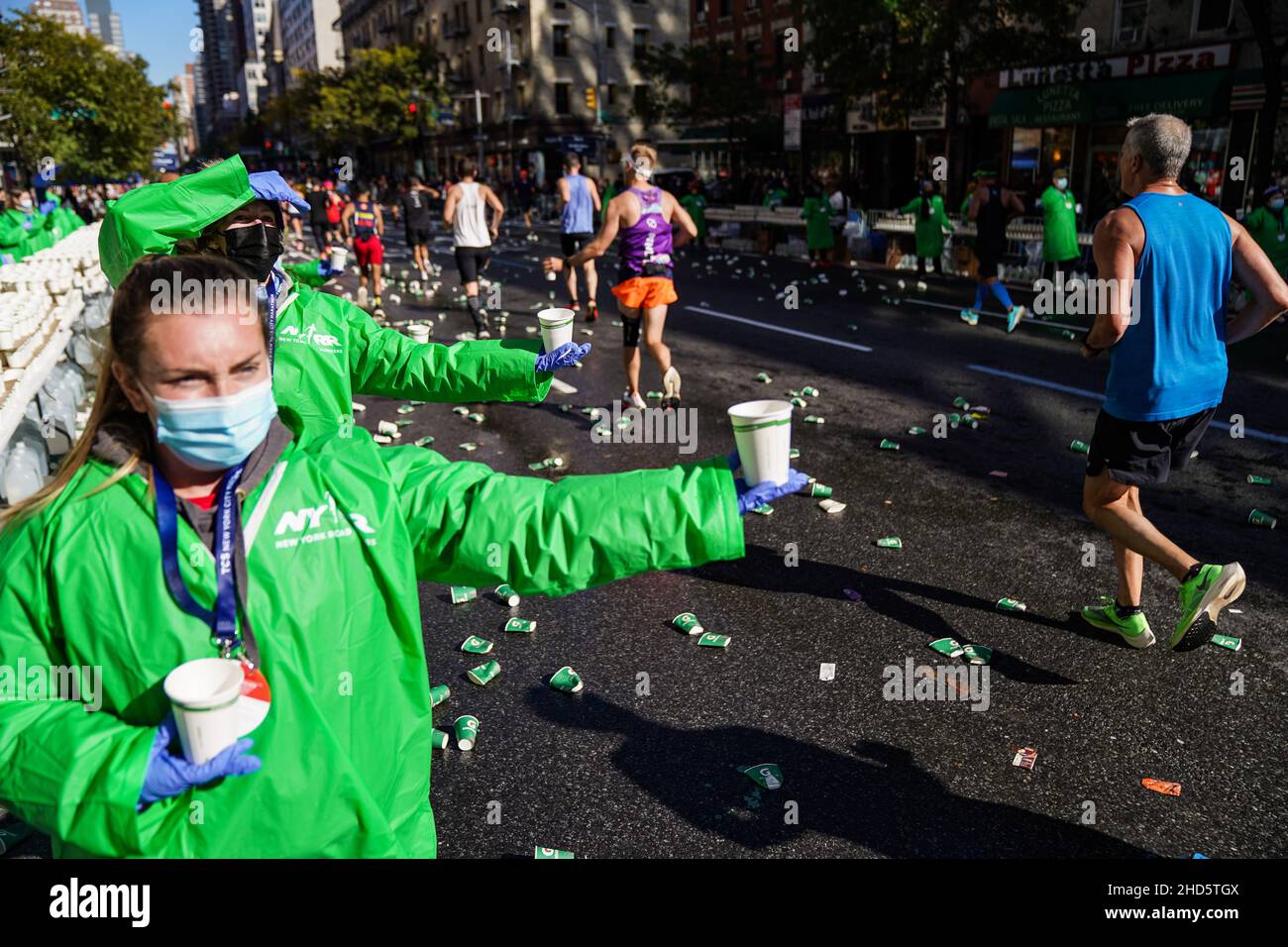 New York, USA. November 7th, 2021. Freiwillige geben Wasser an einer Wasserstation entlang der First Avenue in Manhattan während des TCS New York City Marathon 50th in New York, USA. Kredit: Chase Sutton/Alamy Live Nachrichten Stockfoto