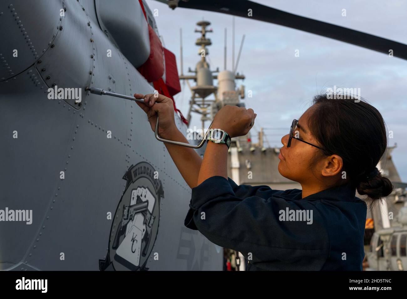 Apra Harbor, Guam. 22nd Dez 2021. Aviation Machinists Mate 2nd Klasse Irish-Baevin Dobran, aus Manila, Philippinen, befestigt an Helicopter Sea Combat Squadron (HSC) 23, zugewiesen an das Independence-Variant Littoral Combat Ship USS Jackson (LCS 6), entfernt eine Inspektionswand auf einem MQ-8C Fire Scout auf dem Flugdeck von Jackson. HSC-23 und Jackson, Teil von Destroyer Squadron (DESRON) 7, sind im Einsatzgebiet der US-Flotte für 7th unterwegs, um die Interoperabilität mit Partnern zu verbessern und als einsatzbereite Kraft zur Unterstützung einer freien und offenen Region im Indo-Pazifik-Raum zu fungieren. (Cre Stockfoto