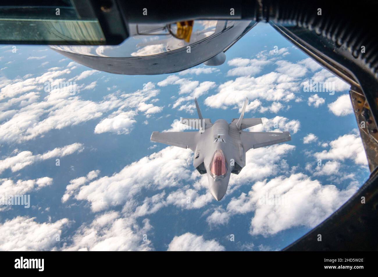 Yokota Air Base, Tokio, Japan. 9th Dez 2021. Ein F-35A Lightning II der US-Luftwaffe aus dem Expeditionary Fighter Squadron 356th, dem 354th Air Expeditionary Wing, liegt hinter einem KC-135 Stratotanker, bevor er während der Operation Iron Dagger am 9. Dezember 2021 mit einer Luftbetankung beginnt. Operationen wie Iron Dagger ermöglichen es militärischen Kräften, in der Indo-Pazifik-Region strategisch vorhersagbar und operativ unvorhersehbar zu sein, indem sie tödliche, agile und widerstandsfähige Kräfte und Beschäftigungsfähigkeiten entwickeln. Quelle: U.S. Air Force/ZUMA Press Wire Service/ZUMAPRESS.com/Alamy Live News Stockfoto