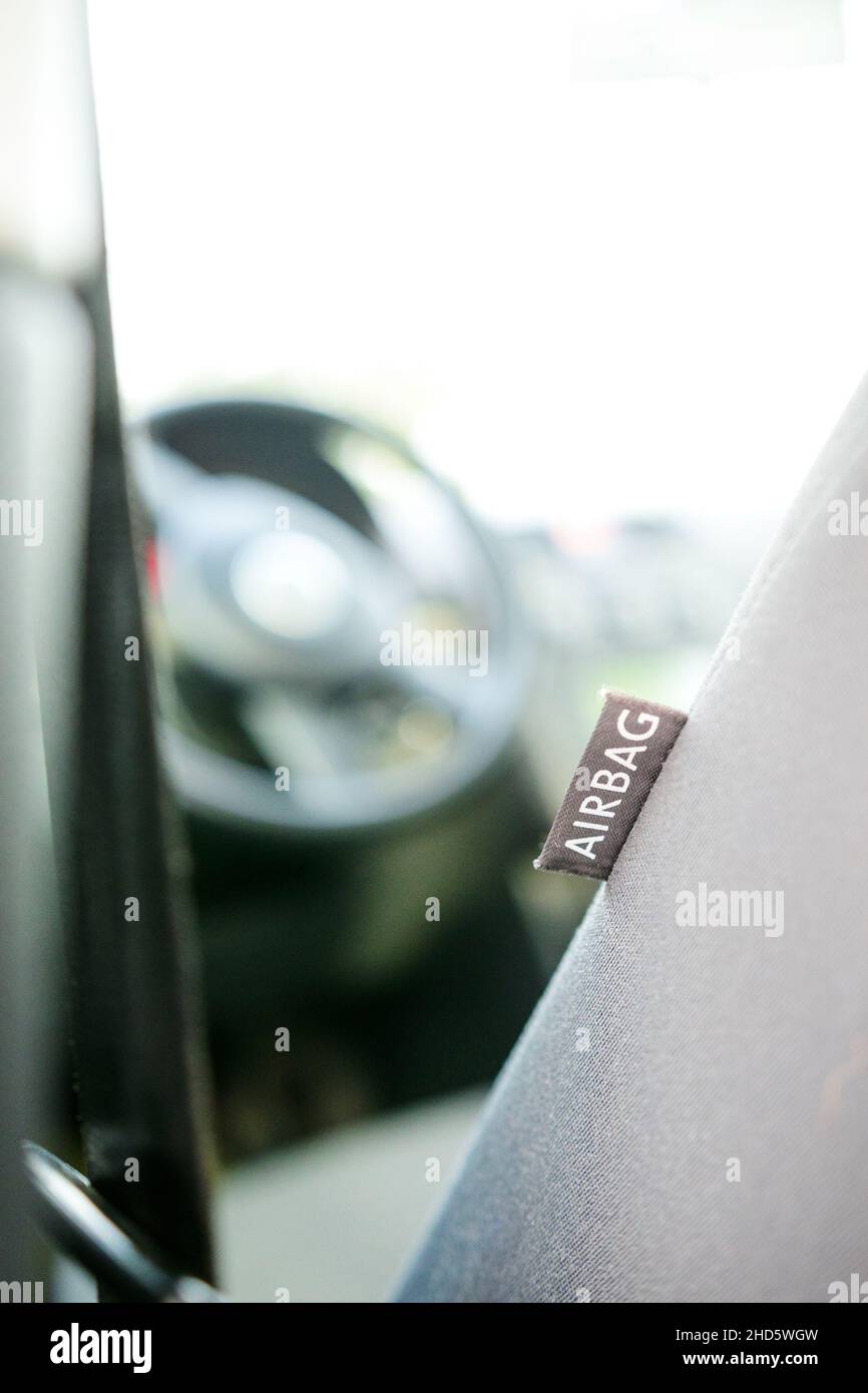 Nahaufnahme von Airbag und Sitz, gepflegter und sauberer Innenraum, graue Stoffsitze, gefaltete Sitze. Stockfoto