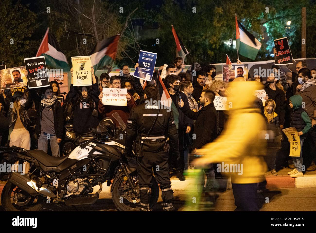 Israel. 03rd Januar 2022. Israelische Araber und Juden protestieren am 3. Januar vor dem Hauptquartier des israelischen Sicherheitsdienstes (ISA) in Tel Aviv, Israel. 2021 aus Solidarität und für die sofortige Freilassung von Hisham Abu Hawasch - 40 Jahre alter Palästinenser, der seit mehr als 140 Tagen in einen Hungerstreik getreten ist, nachdem er von Israel verhaftet und in Verwaltungshaft genommen wurde. (Foto: Matan Golan/Sipa USA) Quelle: SIPA USA/Alamy Live News Stockfoto