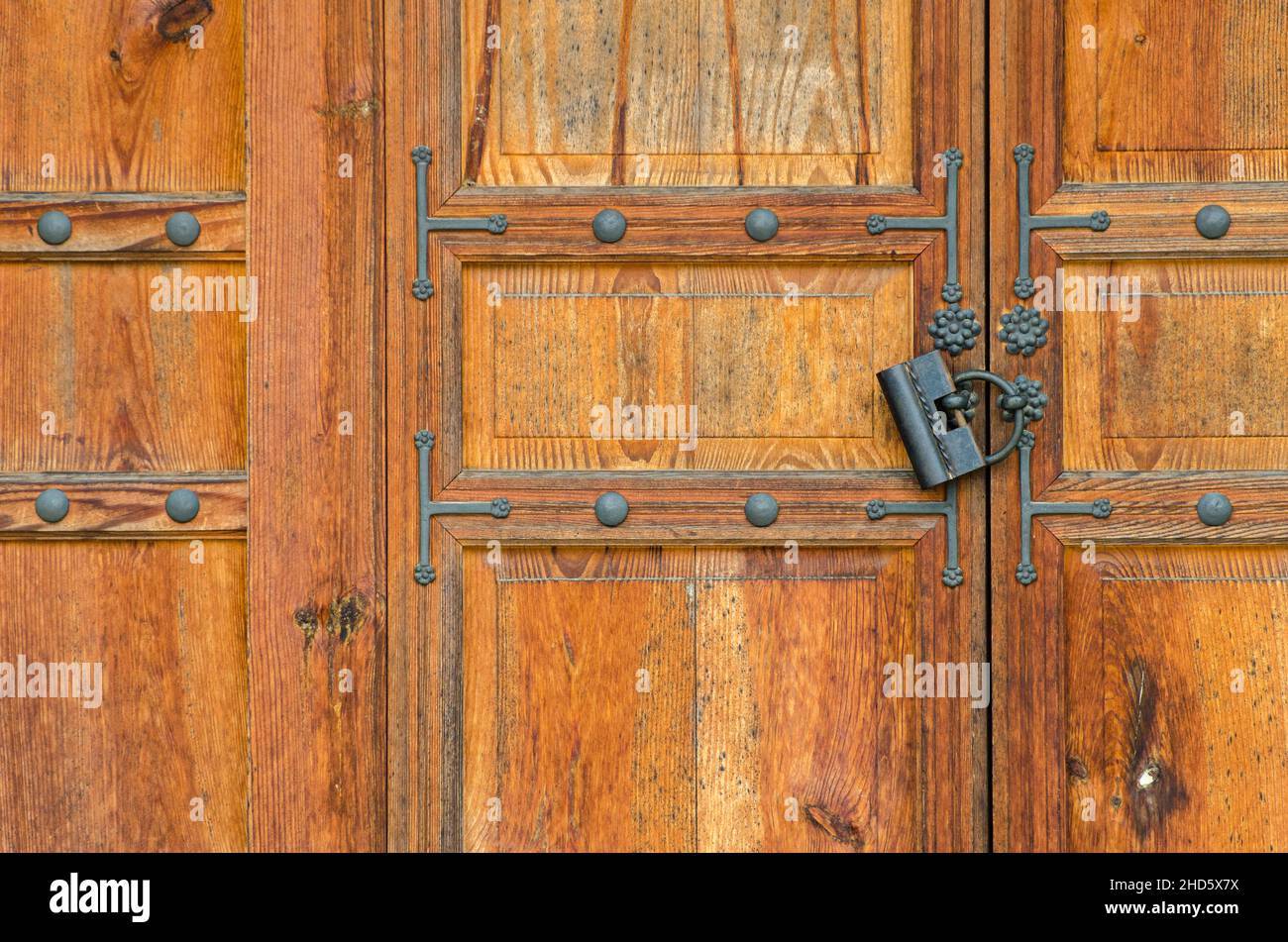 Alte Holztür mit schönen Eisendetails und einem alten Vorhängeschloss in einem Haus im Changdeokgung Palast, Seoul, Südkorea Stockfoto