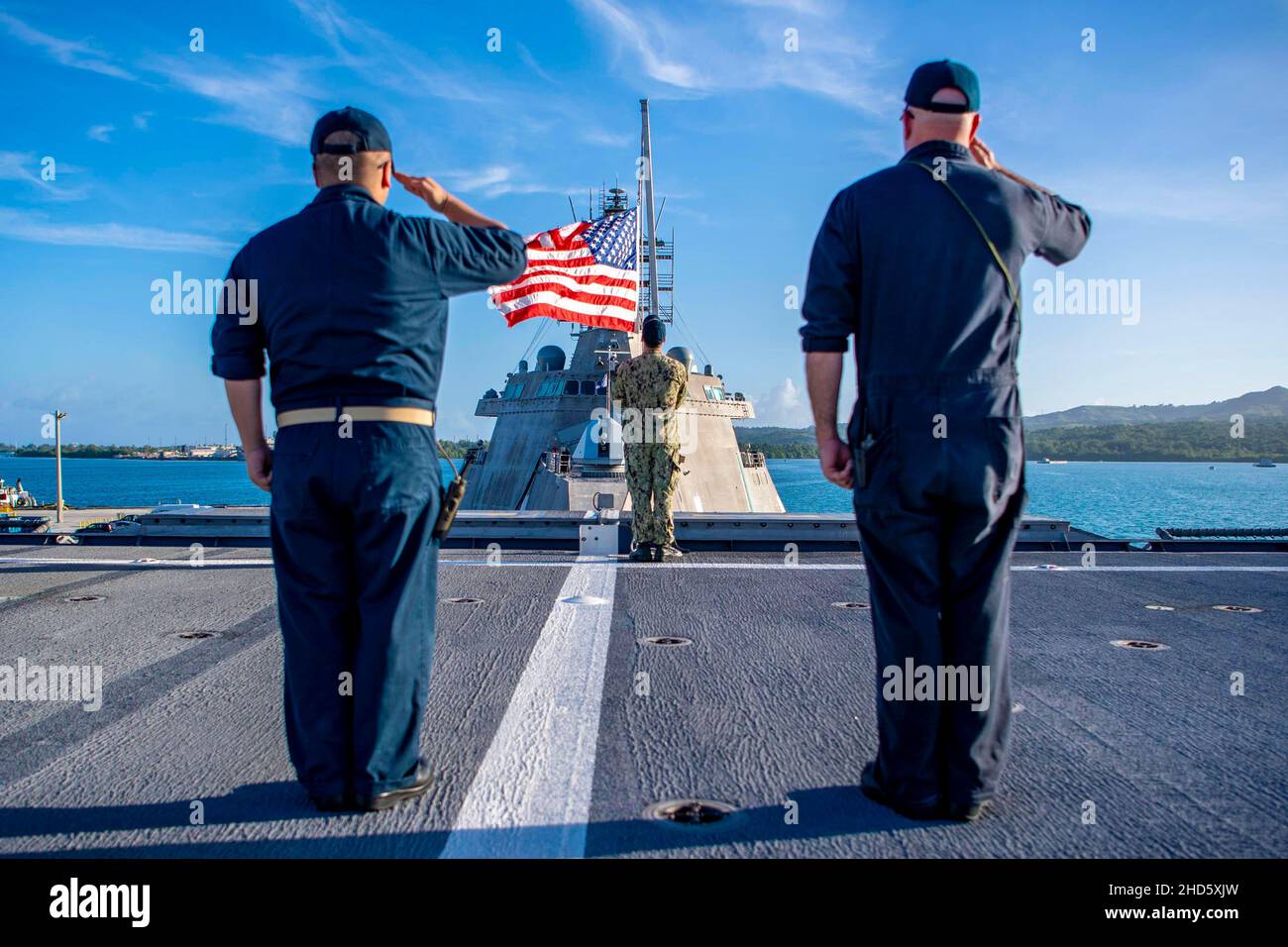 Apra Harbor, Guam. 26th Dez 2021. Matrosen beobachten die Morgenfarben vom Flugdeck an Bord des Littoral Combat Ship USS Charleston (LCS 18) mit Independence-Variant während Routineoperationen. Charleston, Teil von Destroyer Squadron (DESRON) 7, ist im US-amerikanischen Flottenbereich 7th im Rotationseinsatz, um die Interoperabilität mit Partnern zu verbessern und als reaktionsbereites Team zur Unterstützung einer freien und offenen Region im Indo-Pazifik-Raum zu fungieren. Quelle: U.S. Navy/ZUMA Press Wire Service/ZUMAPRESS.com/Alamy Live News Stockfoto