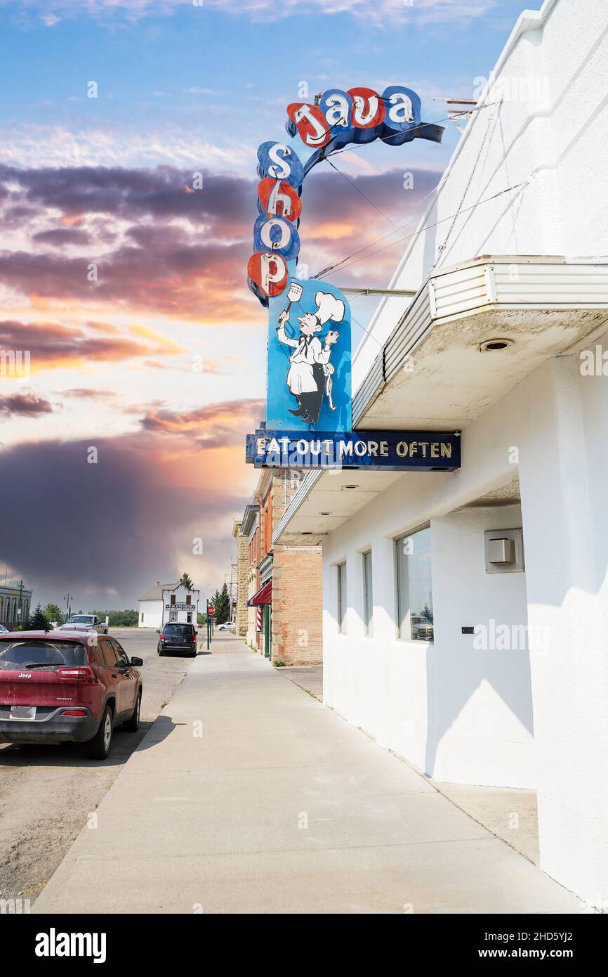 Fort Macleod Alberta Kanada, Juli 23 2021: Der Java-Laden nimmt in einer kleinen ländlichen Gemeinde zu Abend. Stockfoto