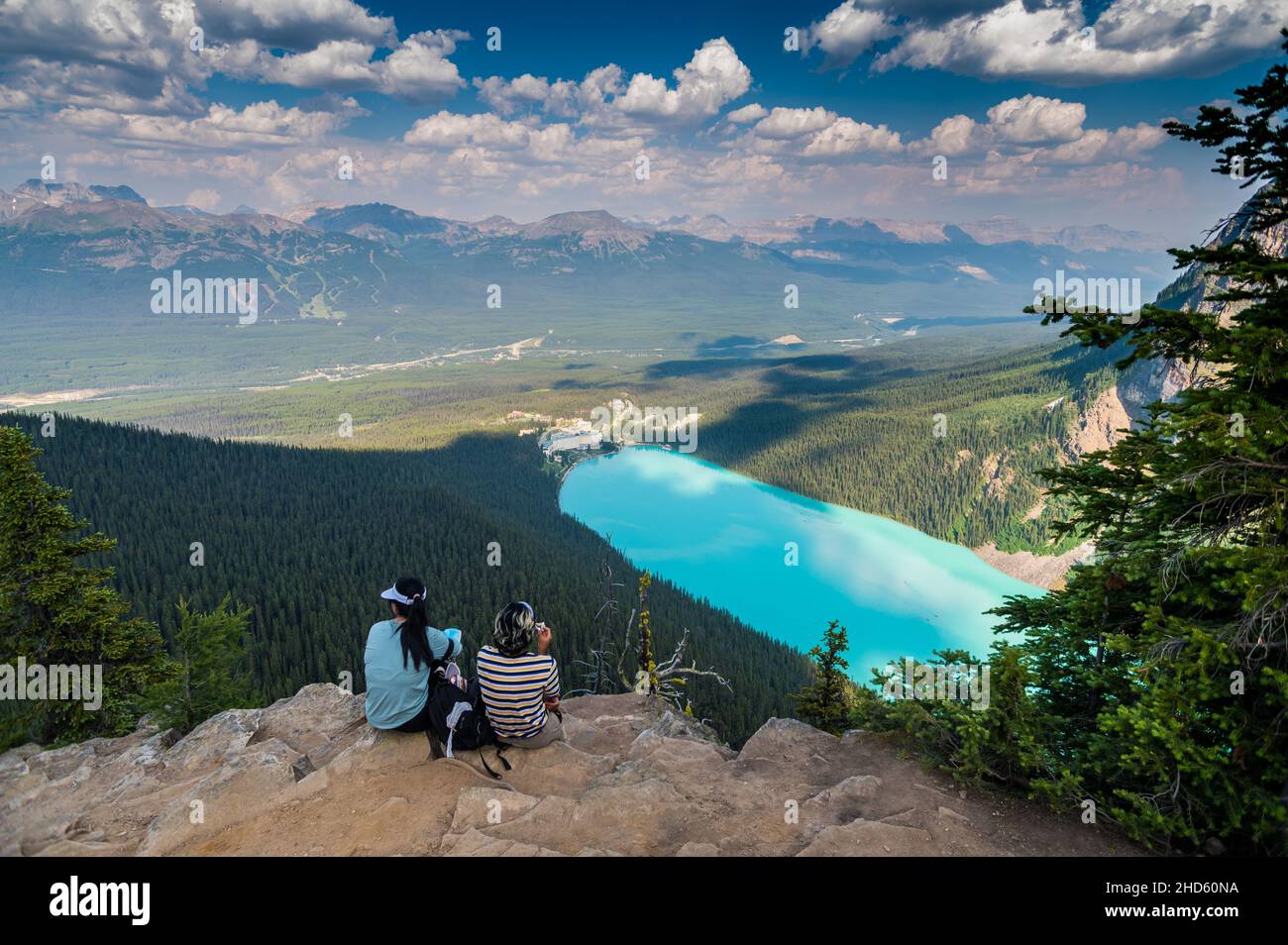 Rückaufnahme von zwei Wanderern auf dem Beehive Berg mit einer atemberaubenden Landschaft von Lake Louise Stockfoto