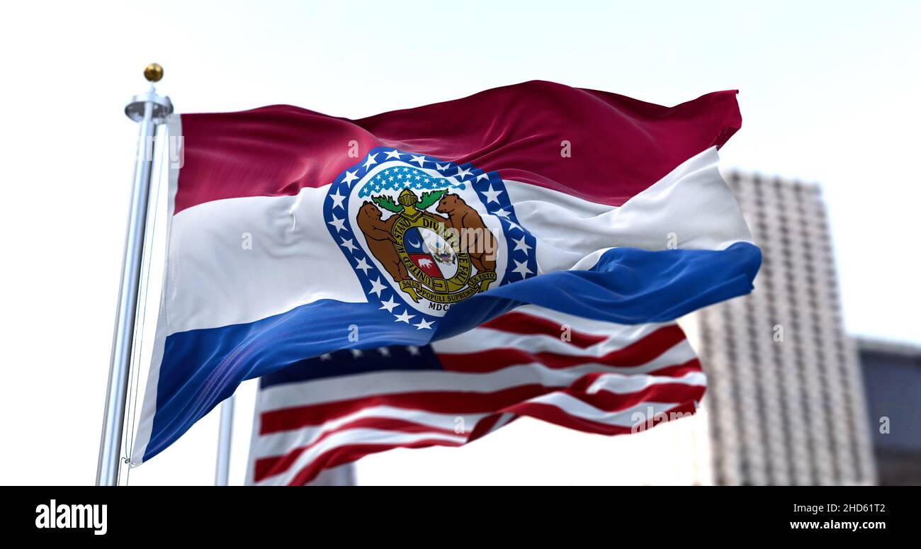 Die Flagge des US-Bundesstaates Missouri winkt im Wind, die amerikanische Flagge verschwimmt im Hintergrund. Missouri wurde am August in die Union aufgenommen Stockfoto