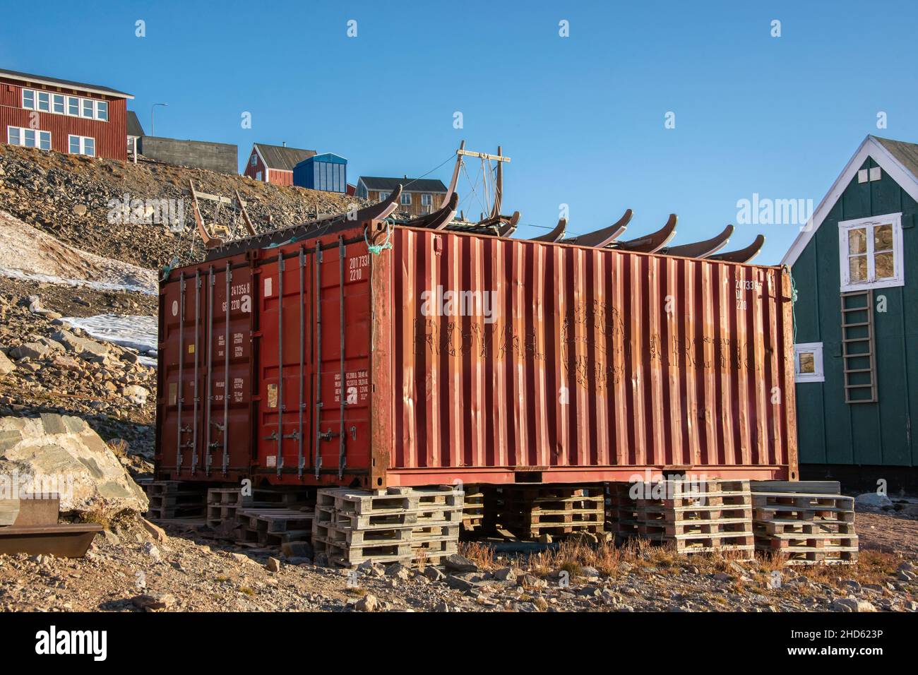 Ittoqqortoormiit Dorf schlittet auf Royal Arctic Container, 2-stöckige Schule, Lincoln Land, Scoresby Sund, Grönland Stockfoto