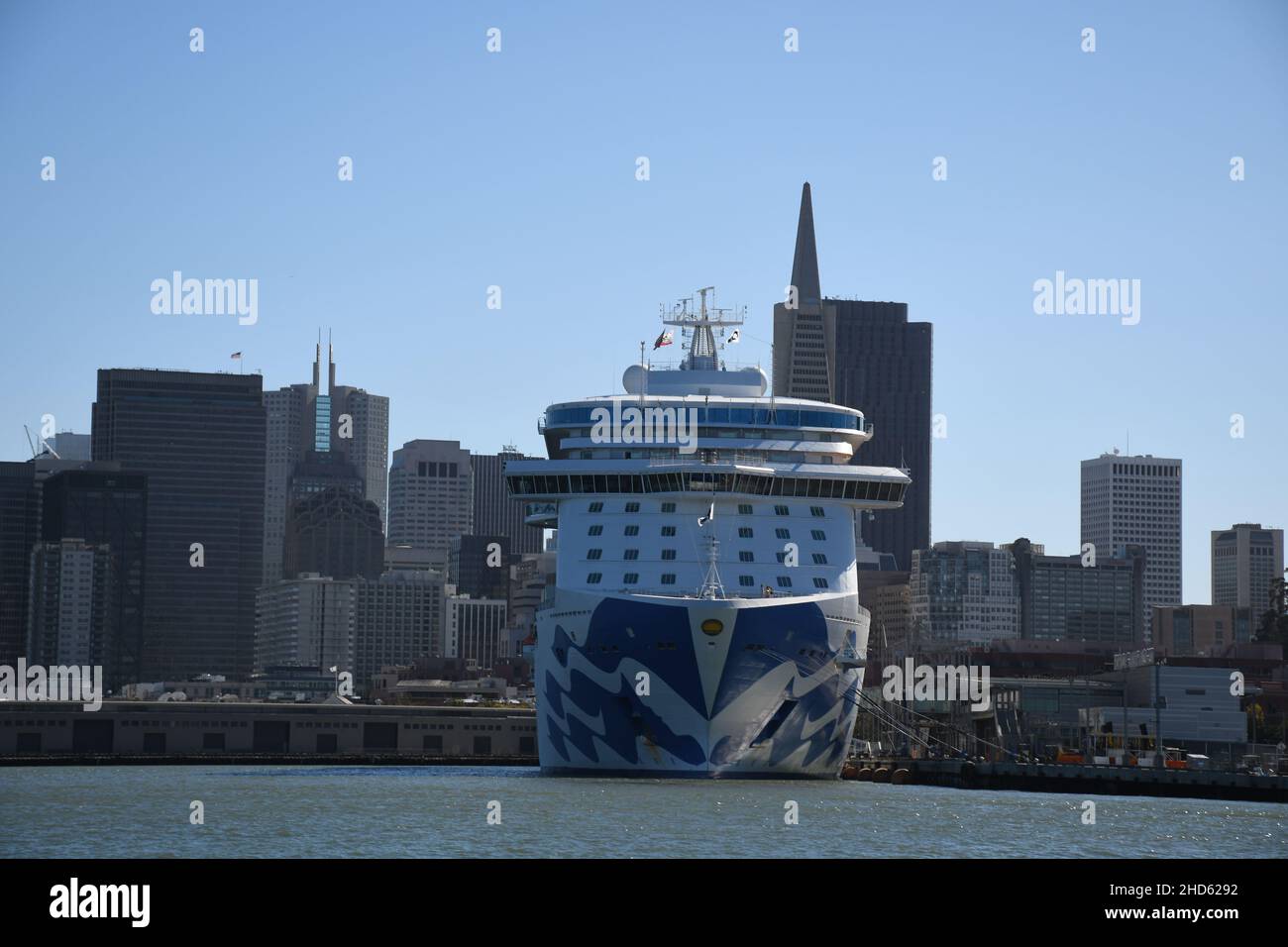Kreuzfahrt-Schiff Majestic Princess. Kommerzielle Fracht- und Containerschiffe in San Francisco Bay, Kalifornien Stockfoto