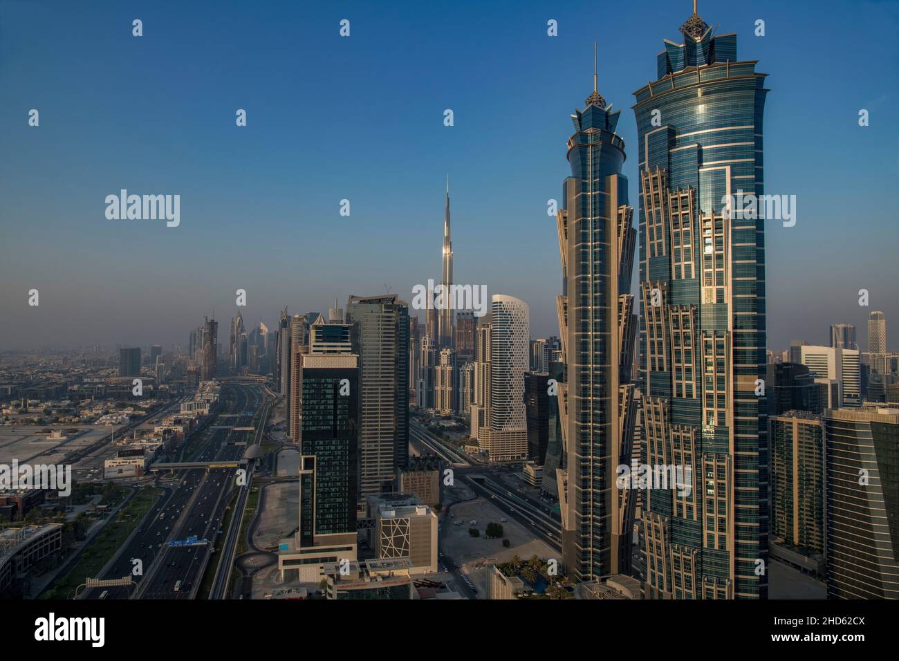 Panoramablick auf das Geschäftsviertel im späten Nachmittag im hellen Dubai Stockfoto