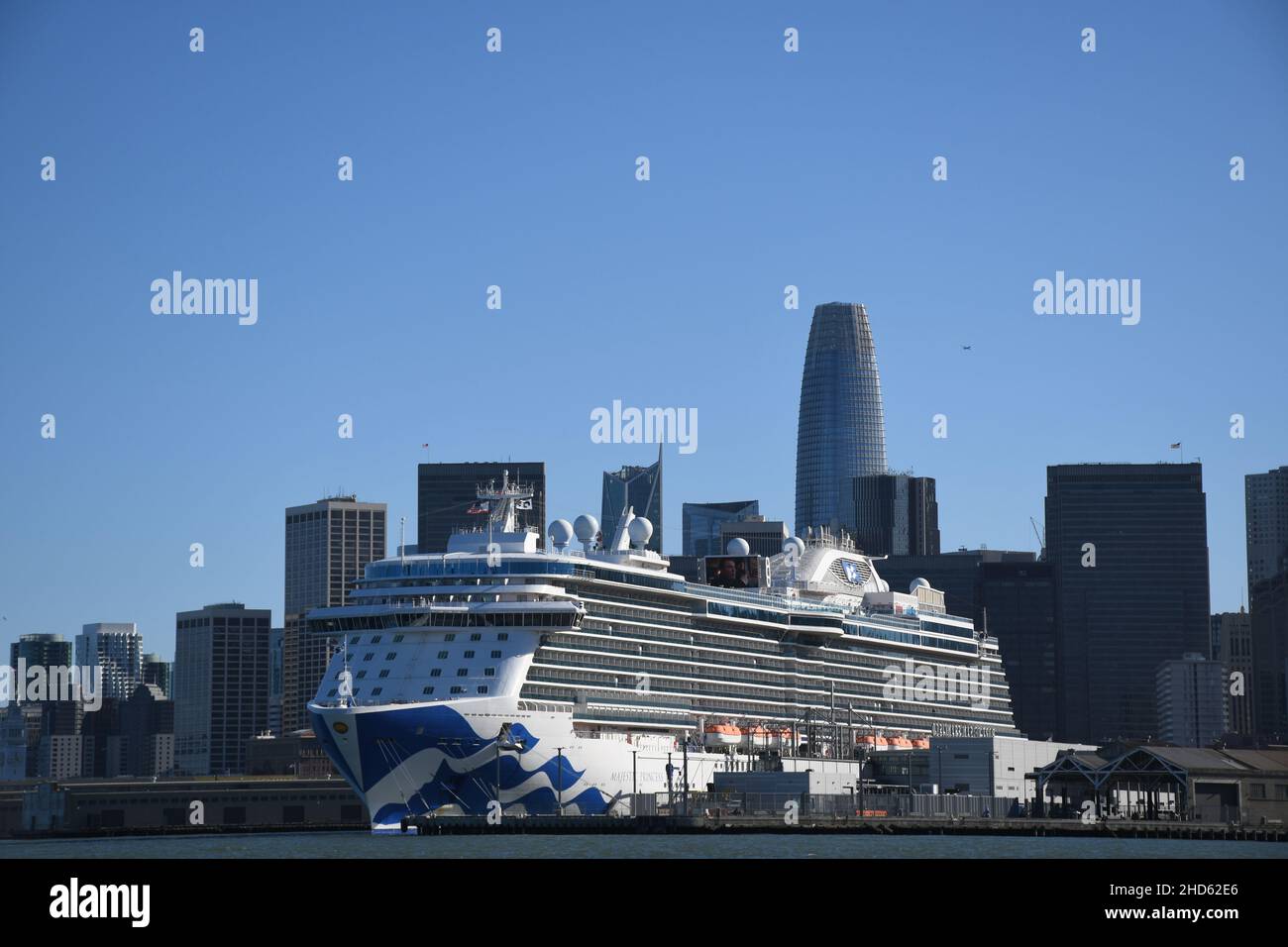 Kreuzfahrt-Schiff Majestic Princess. Kommerzielle Fracht- und Containerschiffe in San Francisco Bay, Kalifornien Stockfoto