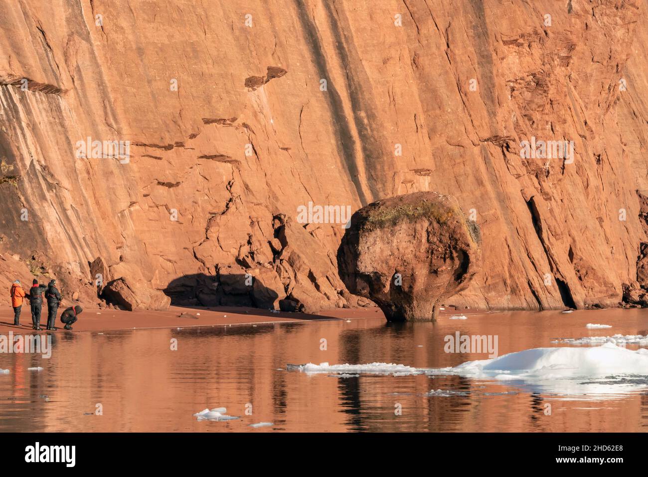 Pilzförmiger Felsen am Strand von Rode O, Rodefjord, Scoresby Sund, Ostgrönland Stockfoto