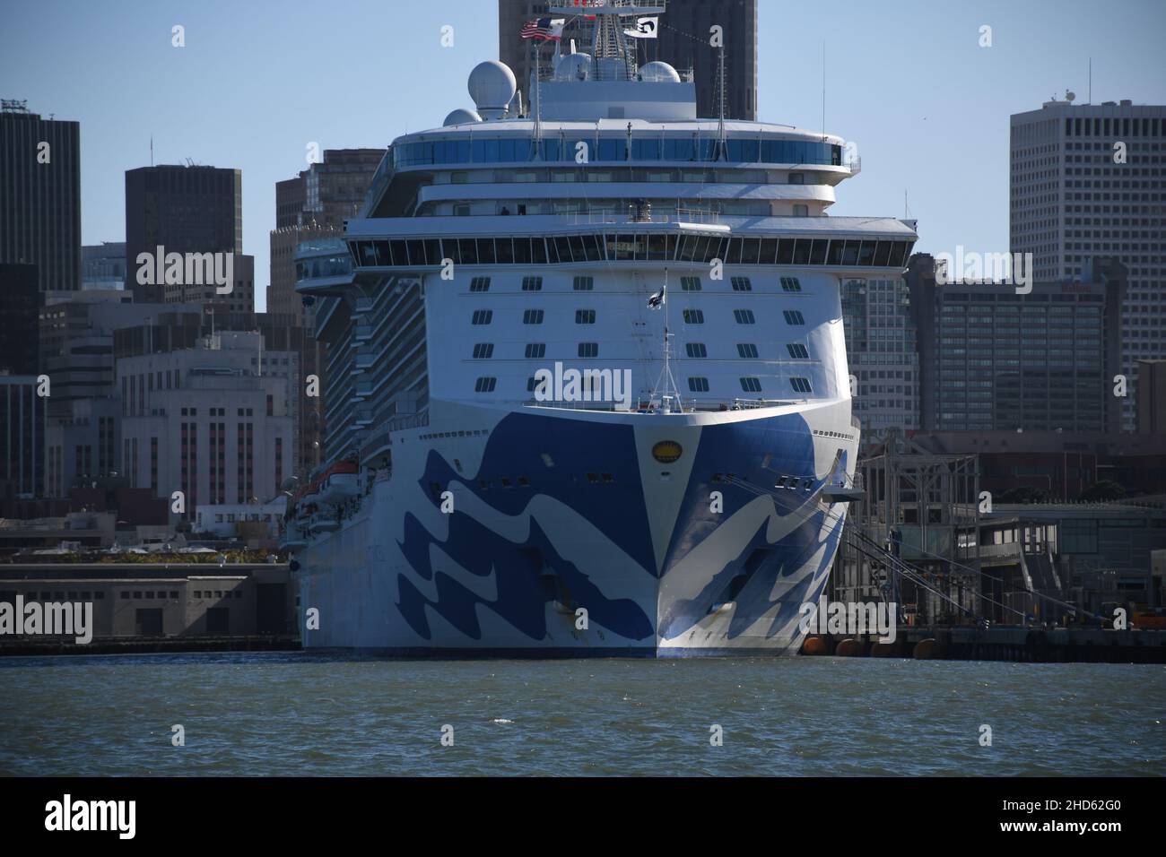 Kreuzfahrt-Schiff Majestic Princess. Kommerzielle Fracht- und Containerschiffe in San Francisco Bay, Kalifornien Stockfoto