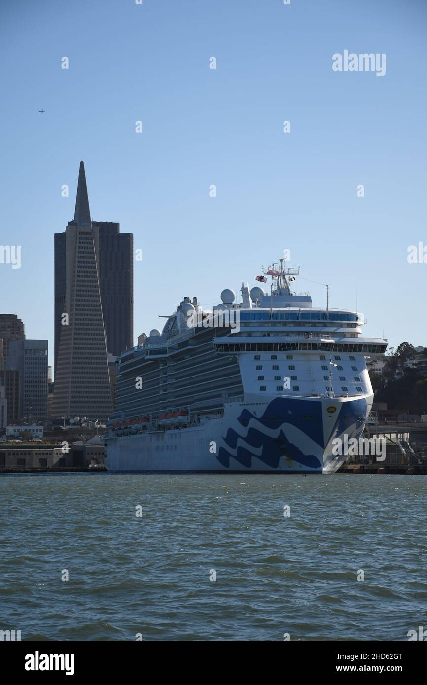 Kreuzfahrt-Schiff Majestic Princess. Kommerzielle Fracht- und Containerschiffe in San Francisco Bay, Kalifornien Stockfoto