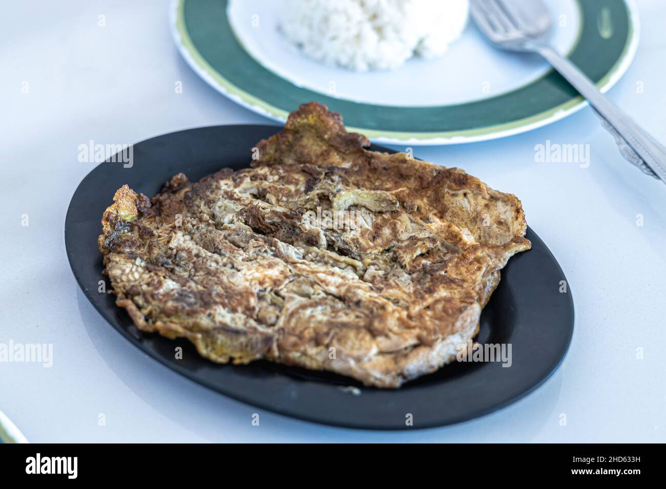 Beliebte philippinische Küche Tortang Talong mit Reis im Restaurant Stockfoto