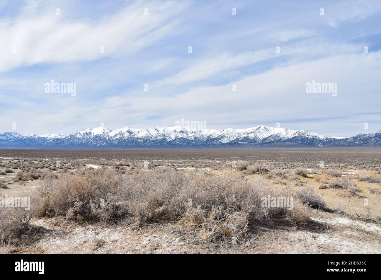 Die Spencer Hot Springs in der Nähe von Austin, Nevada, liegen an der Seite eines spektakulären Tals, umgeben von BLM-Land und mit Blick auf die Toiyabe Mountains. Stockfoto