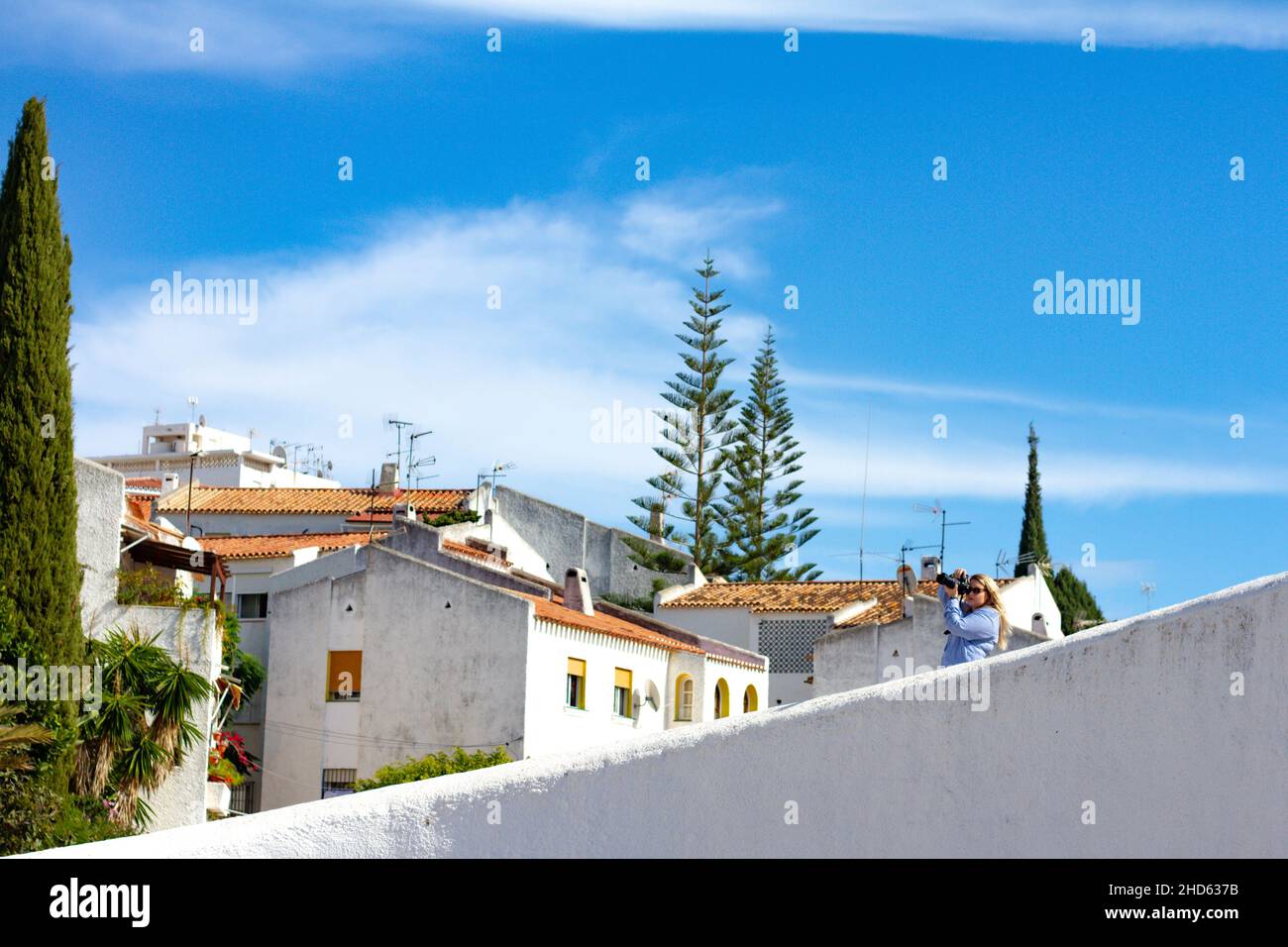 Eine typische Straße in der Altstadt Estepona mit bunten Blumentöpfen. Estepona, Andalusien, Spanien Stockfoto